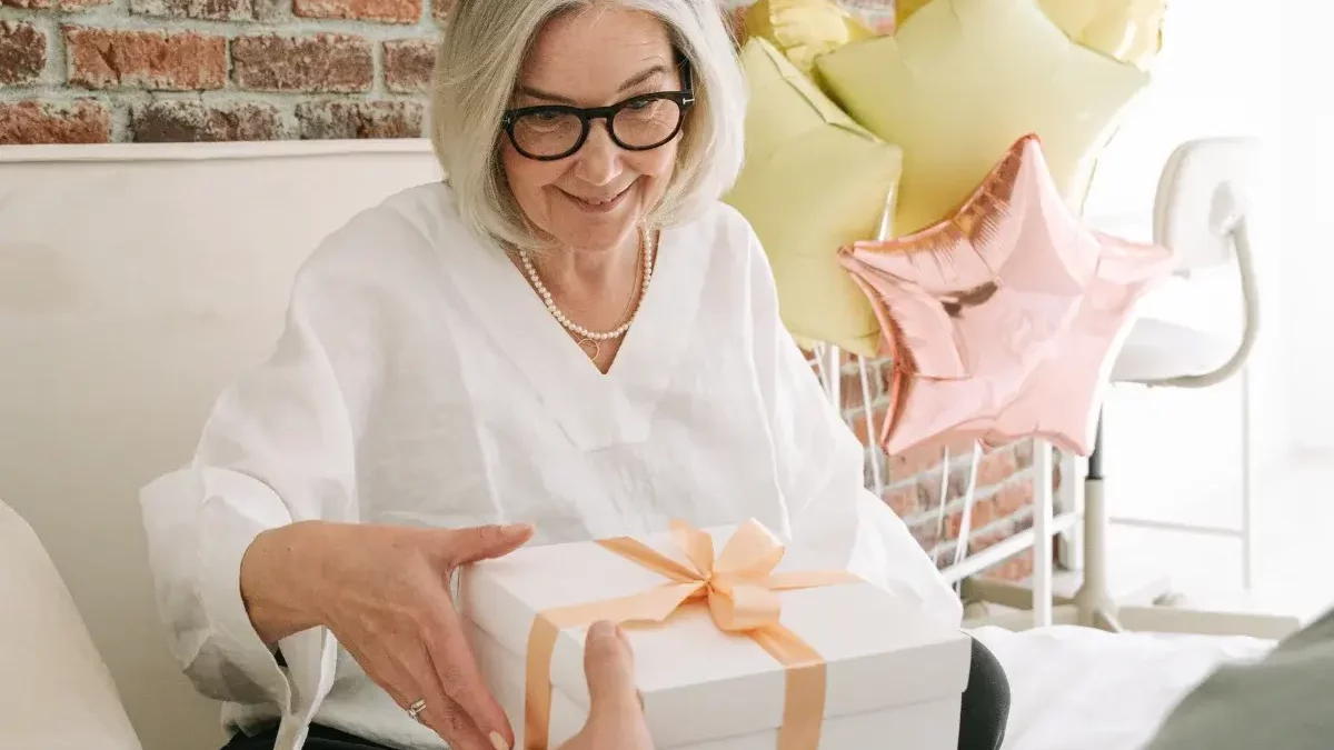 женщина с подарком