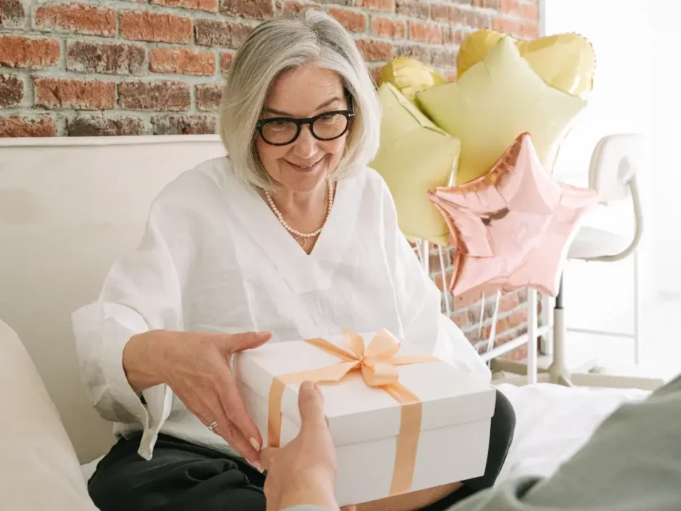 женщина с подарком