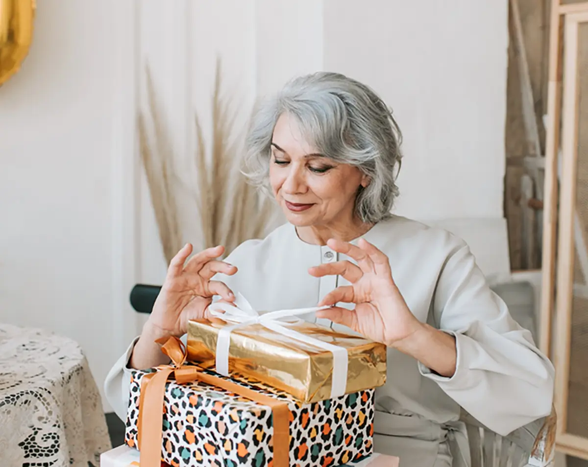 женщина с подарком