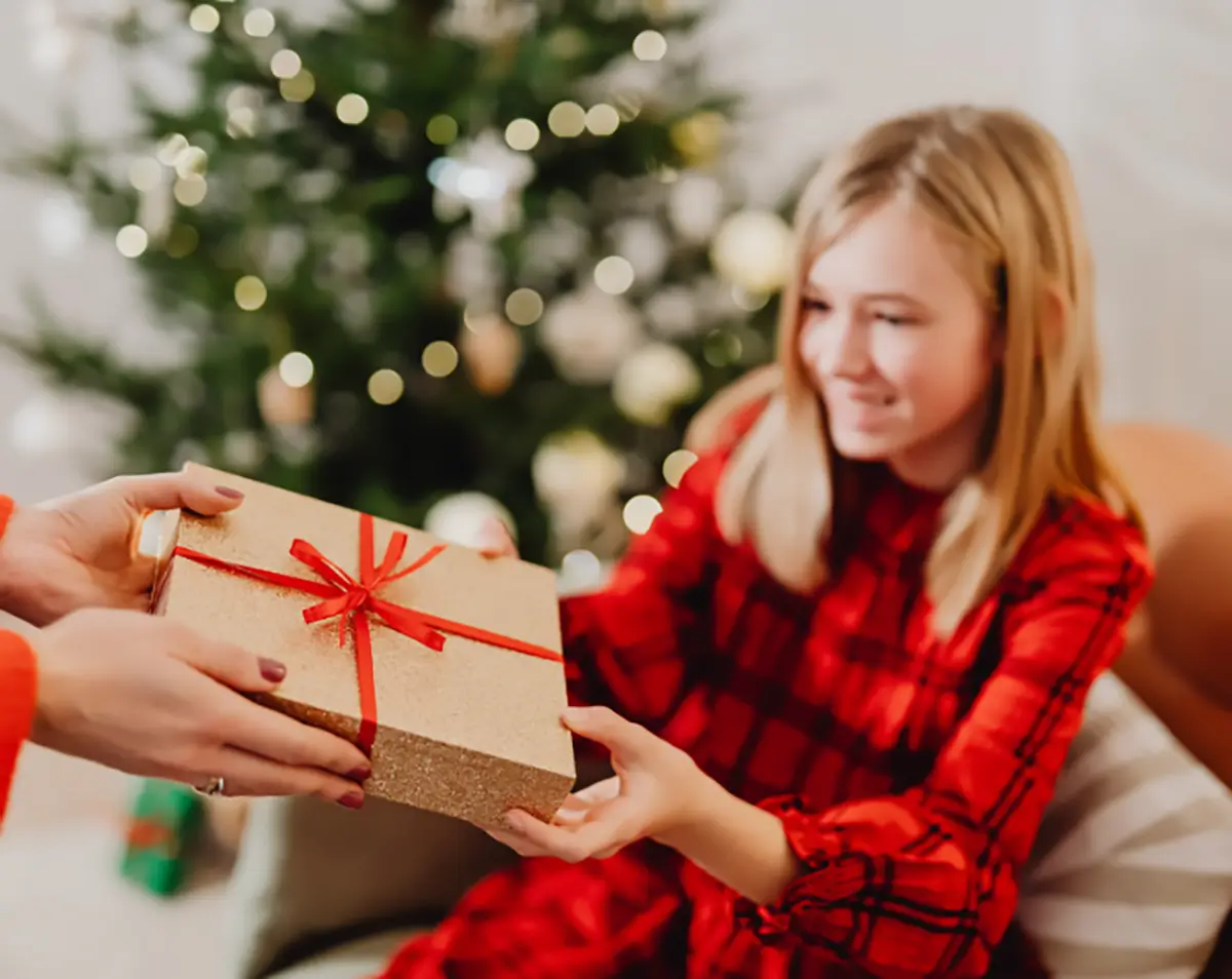девочка с новогодним подарком