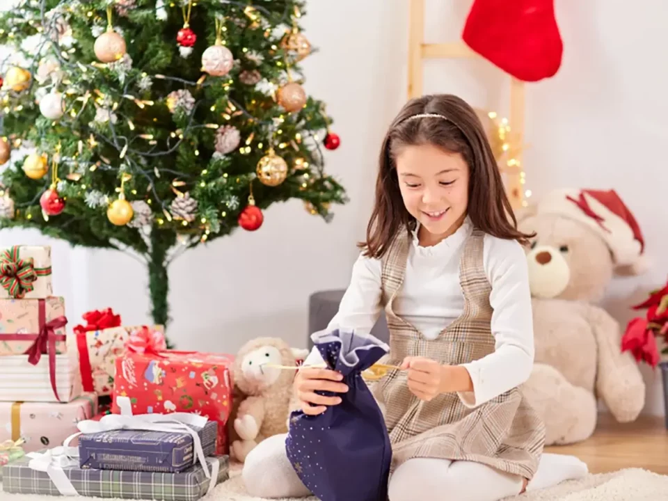 девочка с подарком