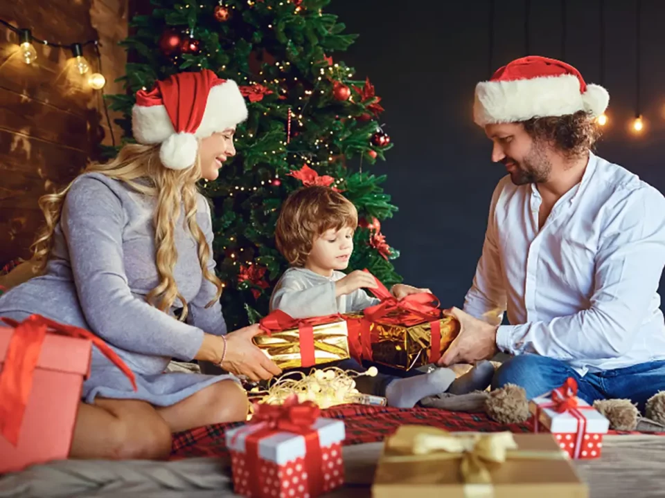 мальчик с подарками под елкой
