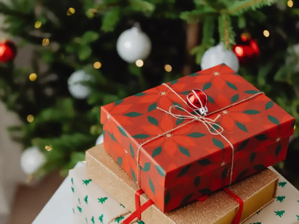 Подарки под елкой