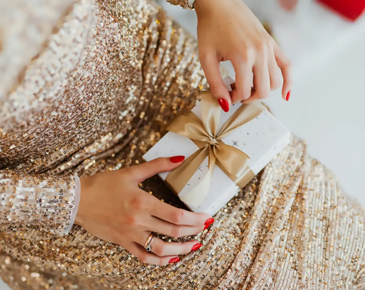 женщина с подарком