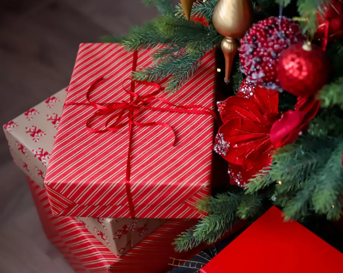 подарки под елкой